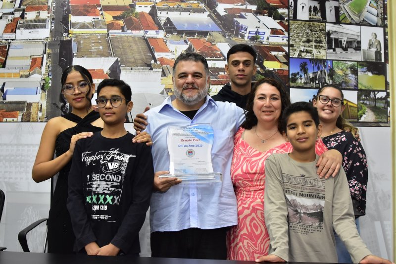 Renato Paes, 4 filhos, recebe título de Pai do Ano