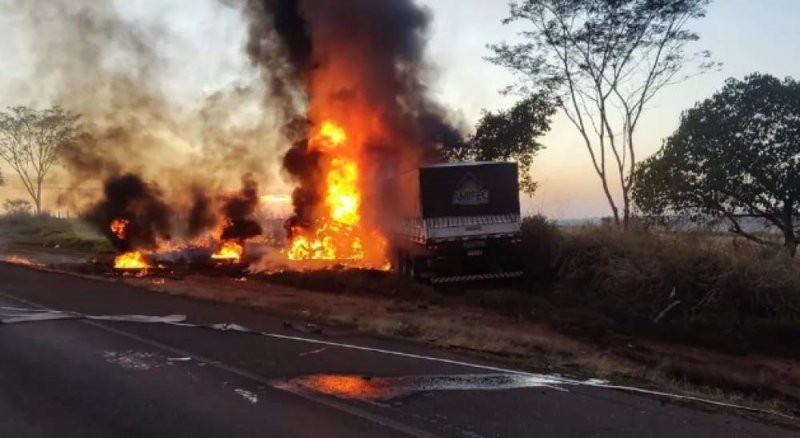 Motorista morre carbonizado após bater caminhonete de frente com caminhão na Assis