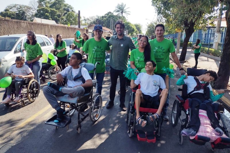 Prefeito participa da passeata de abertura do 