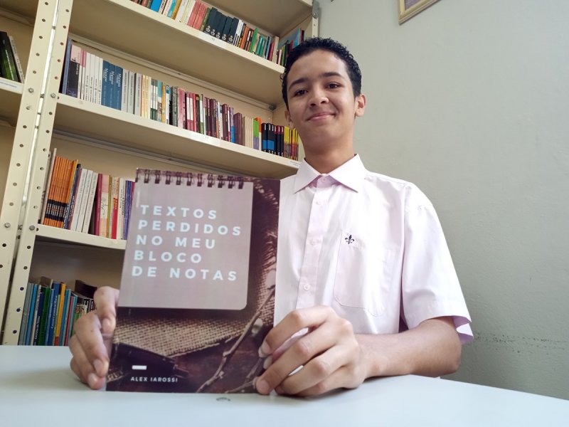 Aluno reúne coletânea de poemas em livro