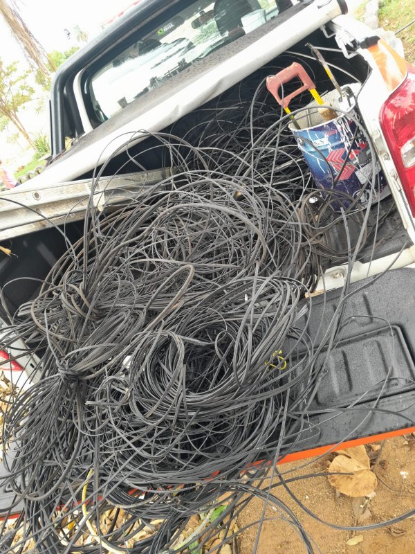 Defesa Civil recolhe fios soltos em via pública