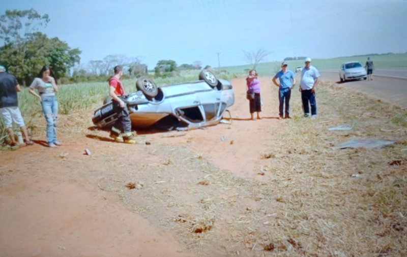 Veículo capota na rodovia Raul Casasco