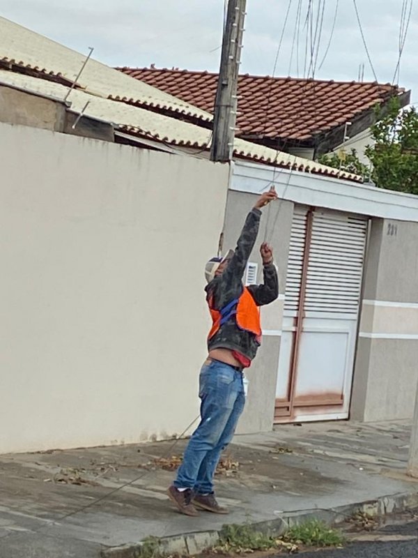 Bairro Pereirinha: Defesa Civil recolhe fios soltos de postes em vias