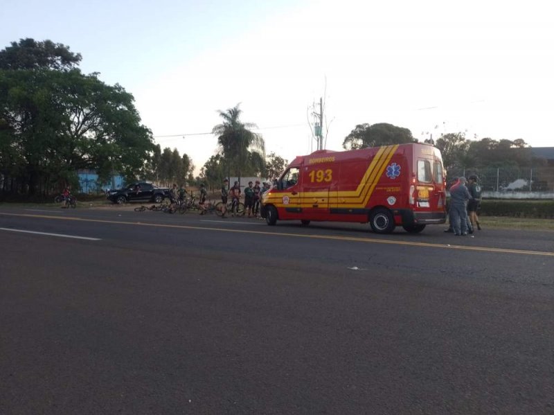 Ciclista fica ferido após queda na Arnaldo Covolan