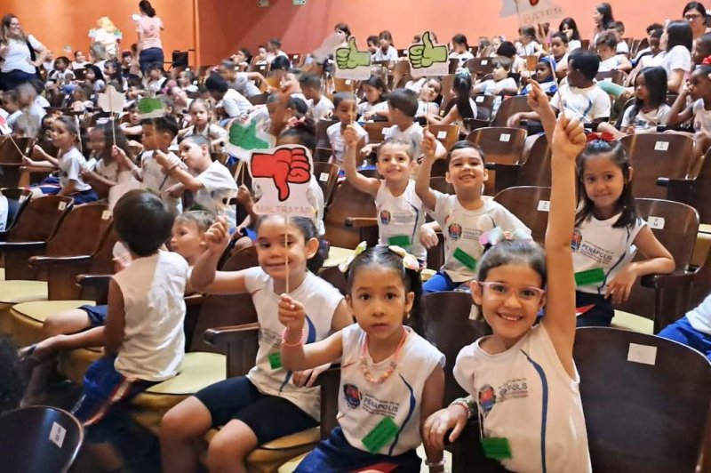 Alunos prestigiam apresentação musical sobre Bullying 