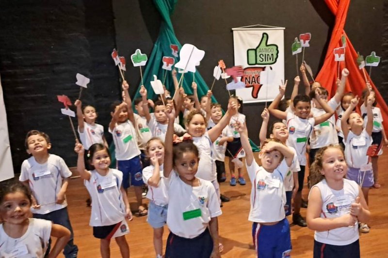 Alunos prestigiam apresentação musical sobre Bullying 