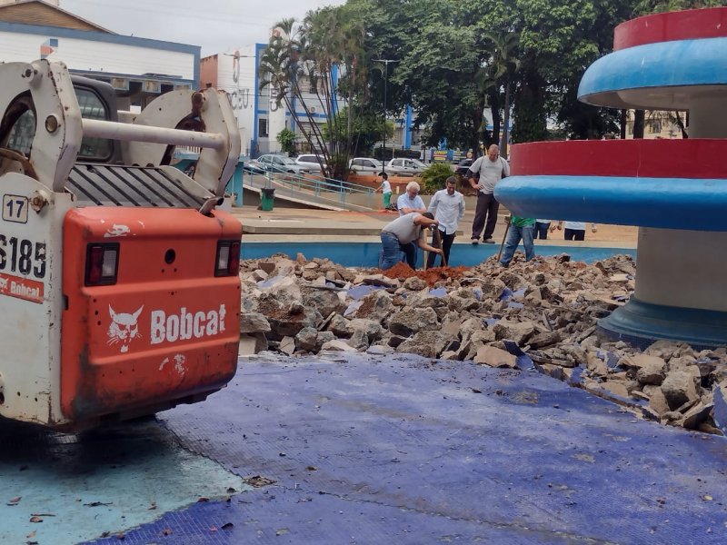 Prefeitura promove reforma geral da fonte na praça Carlos Sampaio
