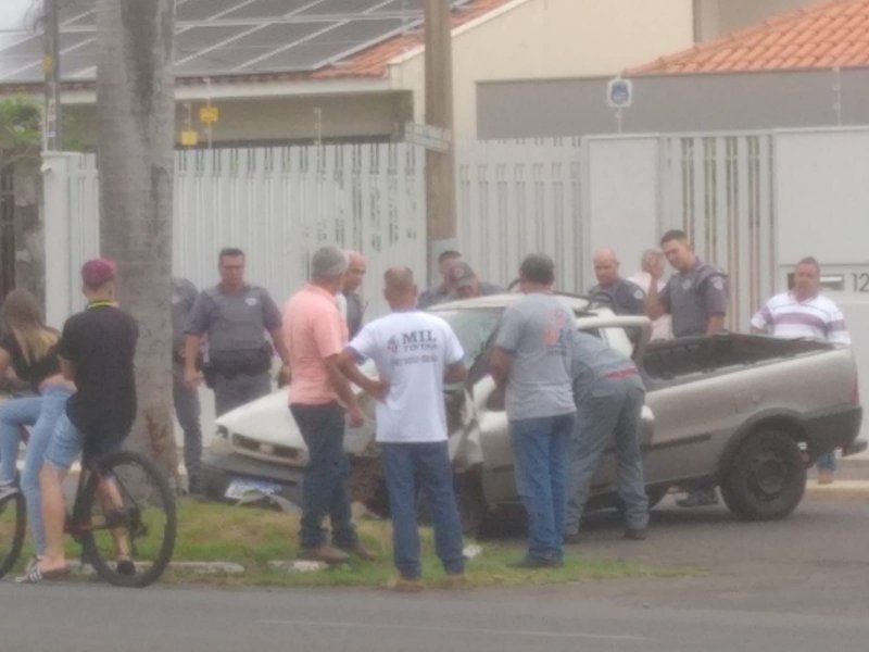 Motorista perde controle e bate veículo contra palmeira