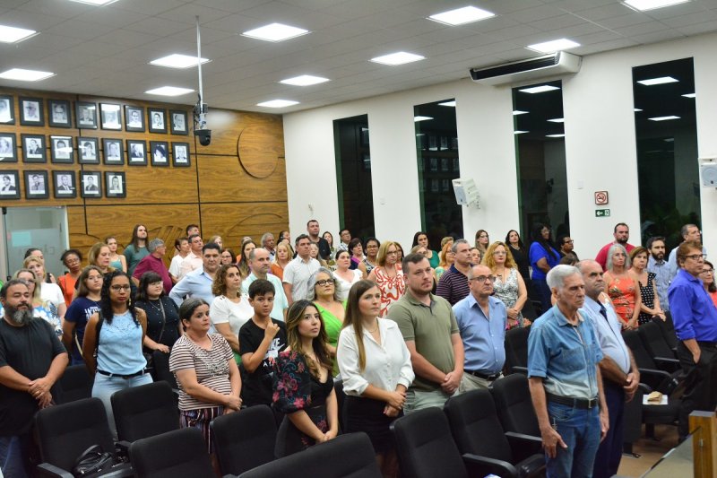 Professora Josane e educadora Ivete são destacadas com títulos na Câmara