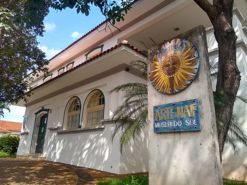 Exposição no Museu do Sol apresenta obras de arte em mosaico e pinturas de baixo e sobre esmalte