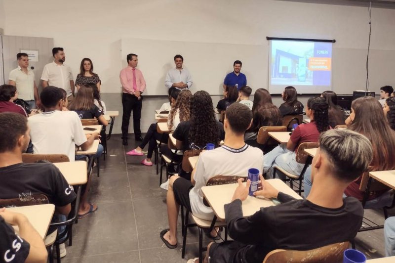 Prefeito prestigia a Feira de Profissões