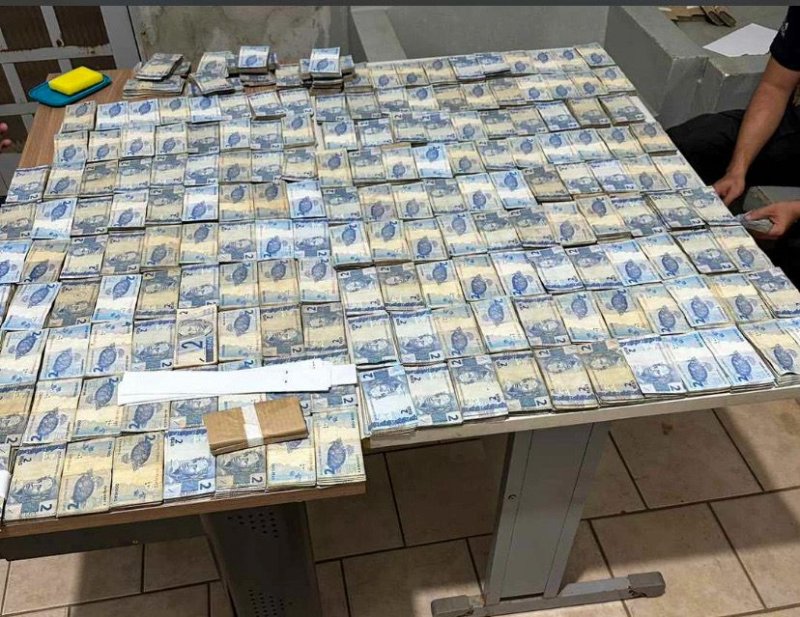 Homem é preso com drogas, arma e outros objetos em bar