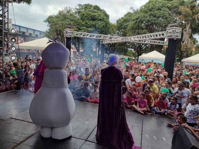 Festa das Crianças atrai grande público para praça