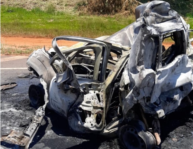 Engavetamento mata motorista carbonizado na BR-153