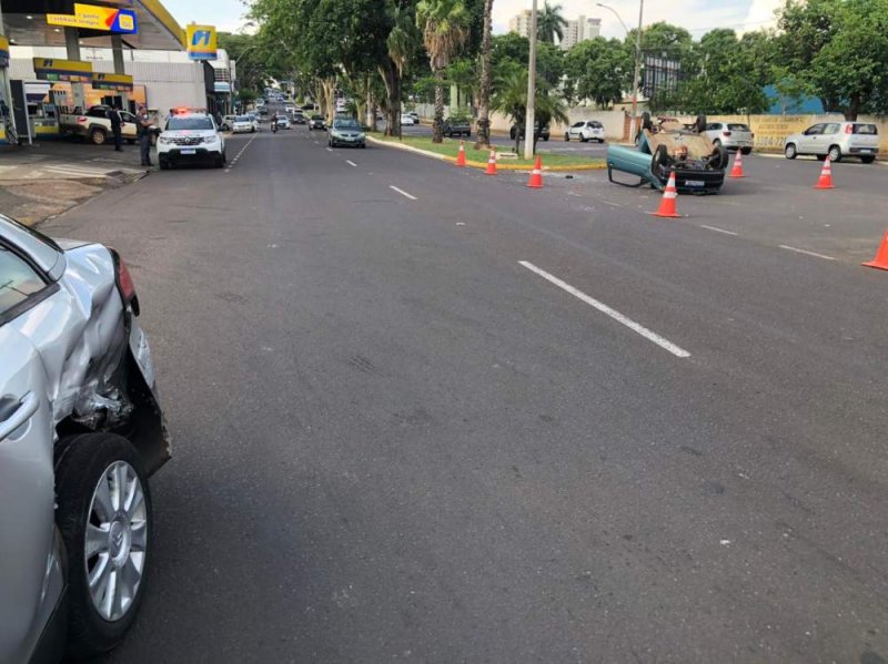 Carro capota após colisão em avenida de Araçatuba