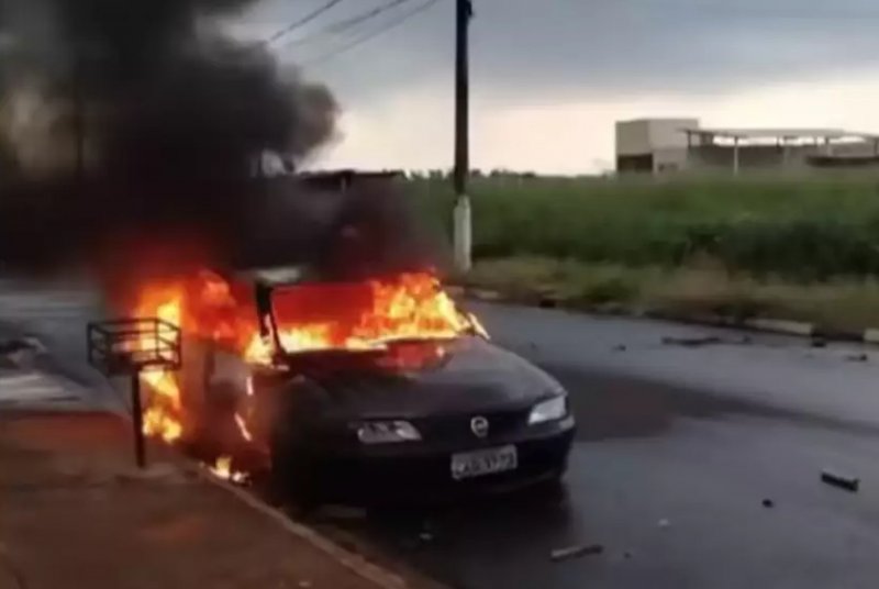 Mulher descobre que marido a traía com o pai dela e ateia fogo no carro do casal
