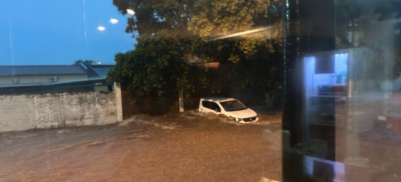 Temporal inunda imóveis, arrasta carros e causa estragos em cidade da região