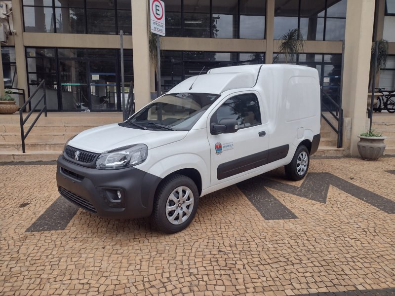 Prefeitura adquire novo veículo para Secretaria de Educação