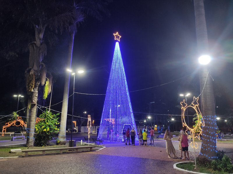 Praça Carlos Sampaio recebe decoração especial de Natal