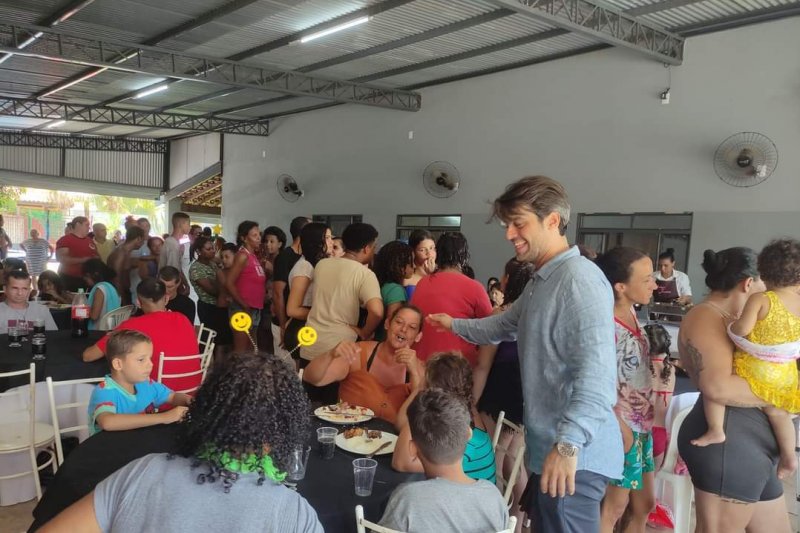 Famílias atendidas por programas sociais participam de confraternização