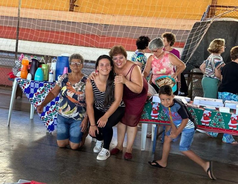 Grupo de alongamento participa de confraternização