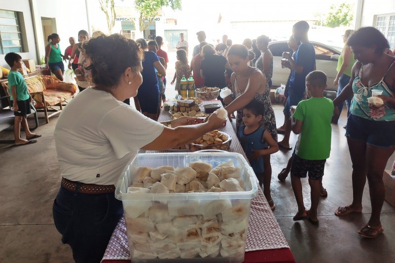 Fundo Social entrega cestas para moradores de Olarias