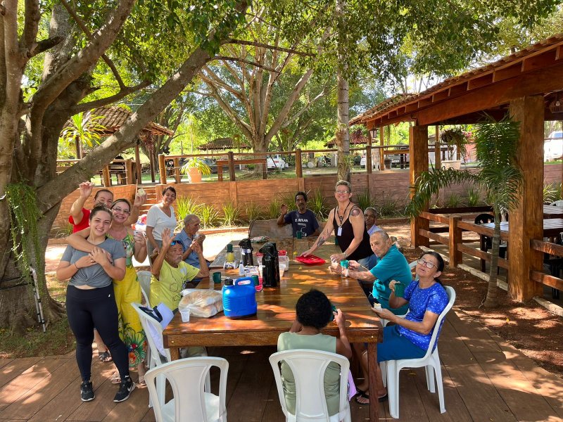 Idosos atendidos pelo Centro-Dia fazem passeio em pesqueiro