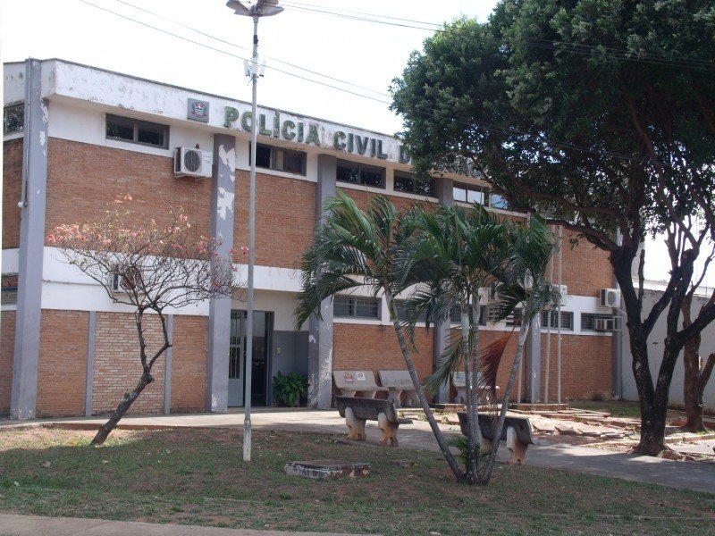 Rapaz é preso após empinar moto com placa levantada em Penápolis