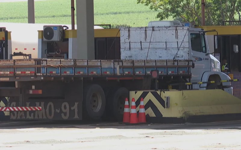 Cobrança de eixos suspensos de veículos carregados começará nesta segunda-feira em pedágios da região