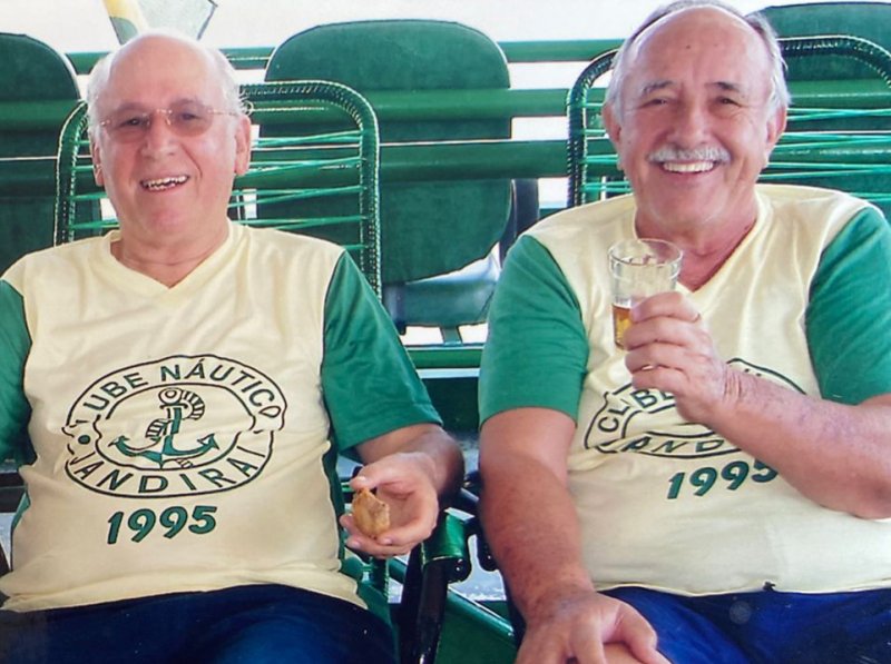 Dentista Carlos Figueiredo recebe homenagem do amigo Ricardo Castilho