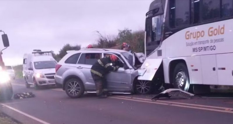 Motorista de carro morre após bater de frente com ônibus em rodovia da região