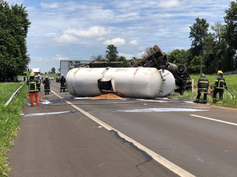Carreta carregada com produto derivado de petróleo tomba e interdita trânsito em rodovia de Coroados