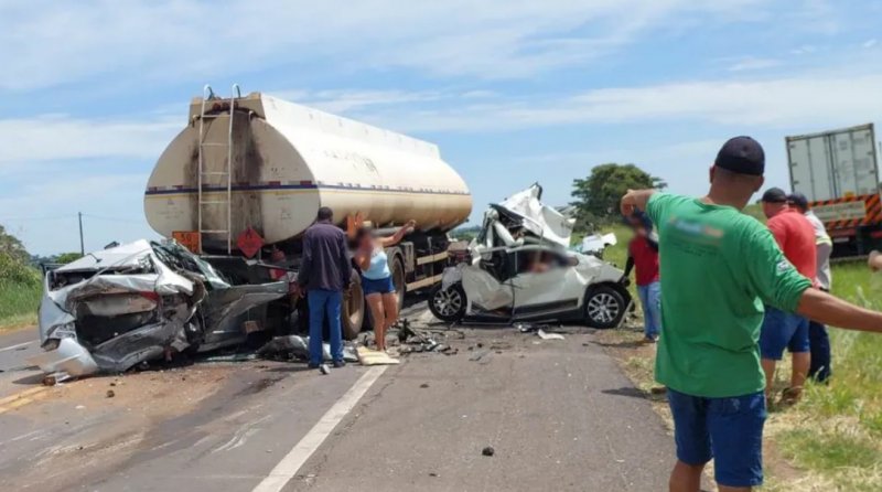 Carros são esmagados por caminhões durante operação pare e siga na BR-153; criança morreu
