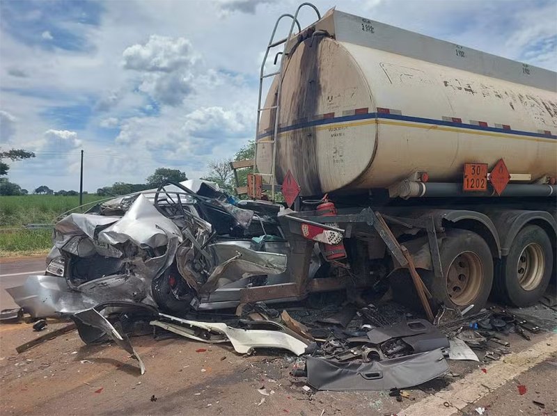 Caminhoneiro dormiu por apenas duas horas antes de acidente que esmagou carros e provocou morte de criança na BR-153, diz PRF