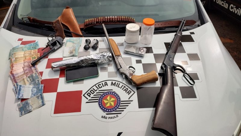 Polícia Militar prende homem com drogas e armas em sua casa