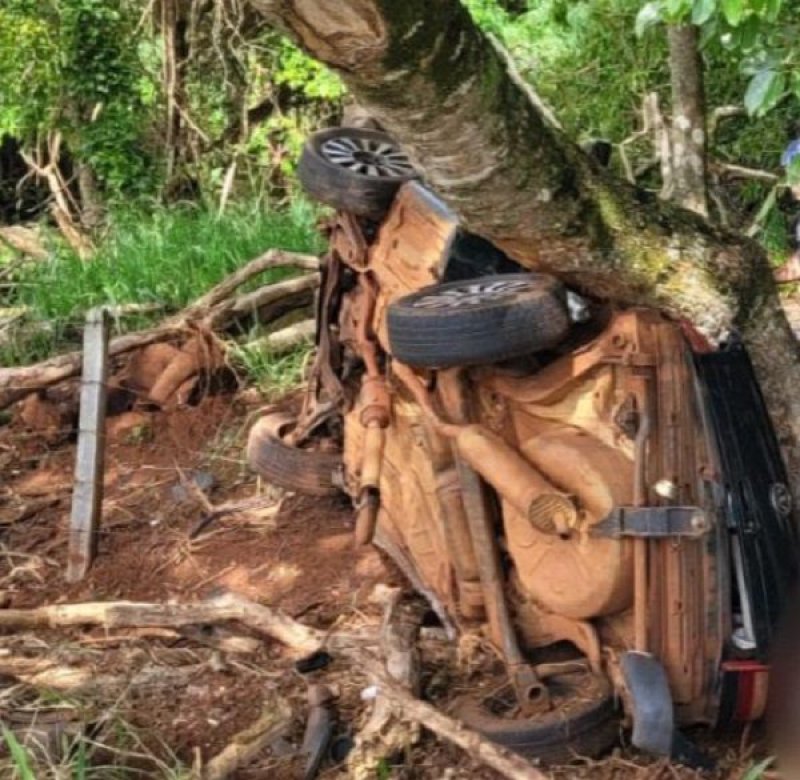 Homem morre após carro capotar em vicinal
