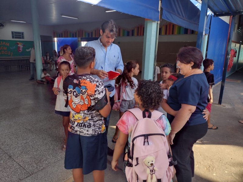 Prefeito e secretária de Educação acompanham de perto a volta às aulas