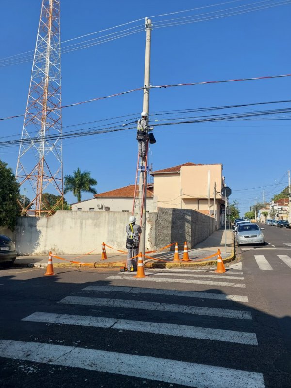 Penápolis e região: operação é realizada para organizar fios em postes