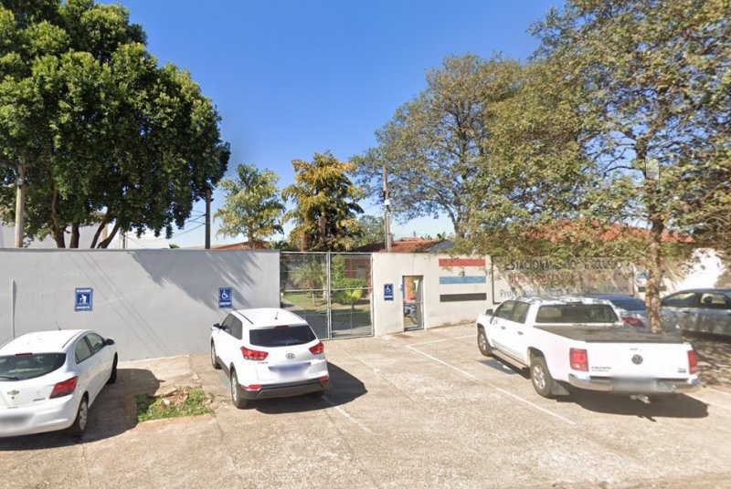 Menina sofre surto, quebra objetos e janelas em escola de Penápolis