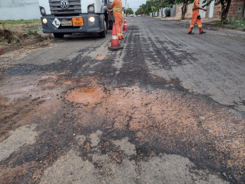 Etapa: Programa Asfalto Tinindo recupera vias no Residencial Flávia