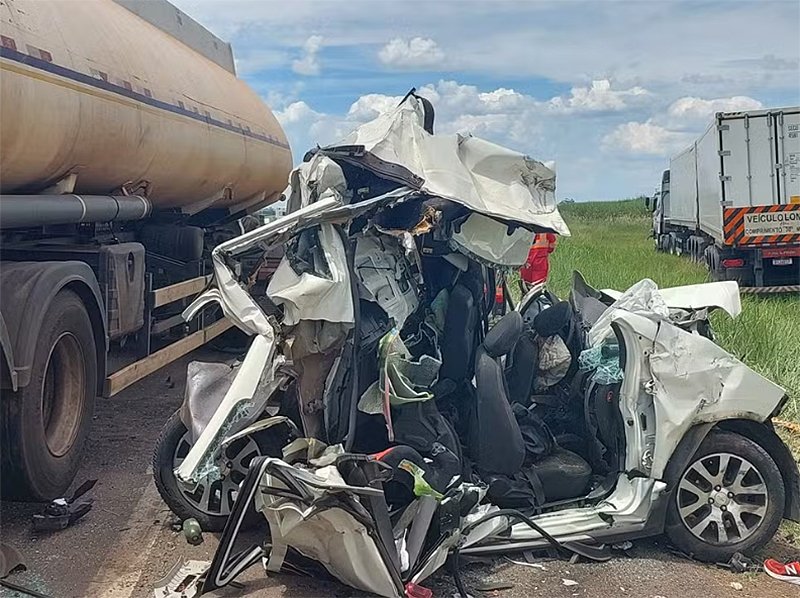 Após 40 dias internada, passageira de carro prensado por caminhões na BR-153 morre em hospital