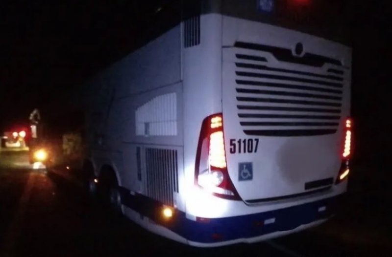 Ônibus bate na traseira de caminhão na Rondon