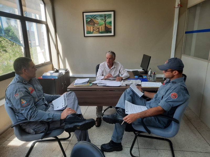 Bombeiros e Defesa Civil discutem parceria para combate a incêndios