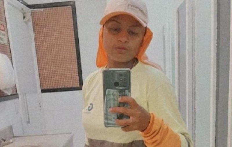 Varredora de rua devolve para o dono carteira com R$ 3,3 mil e 8 dólares