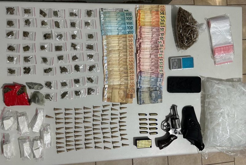 Ajudante é preso pela PM com drogas e revólver