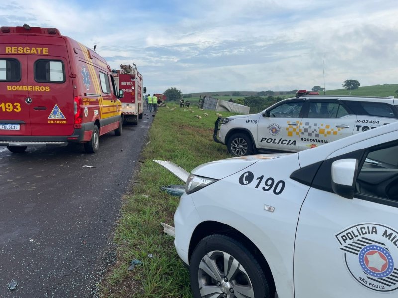 Motorista fica ferido em colisão entre caminhões