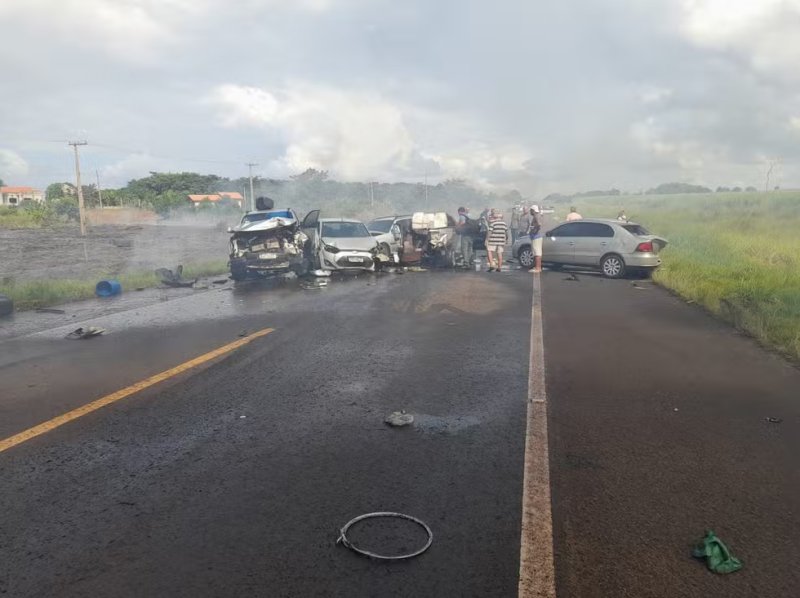 Fumaça de fogo em mato causa acidente entre cinco veículos e deixa dois feridos