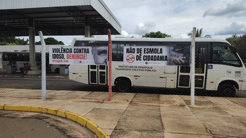 Secretaria de Desenvolvimento Social instala faixas para divulgar canais de denúncia contra violência