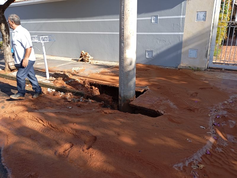 Adutora rompida no Village faz alguns bairros ficarem sem água neste domingo