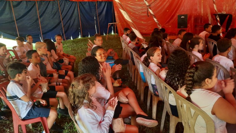 Alunos das escolas municipais se divertem em visita ao circo